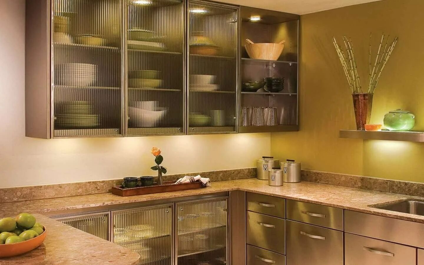Кухни где выбрать. Кухня со стеклянными фасадами. Стеклянный шкаф на кухне. Кухня со стеклянными дверцами. Кухня со стеклом.