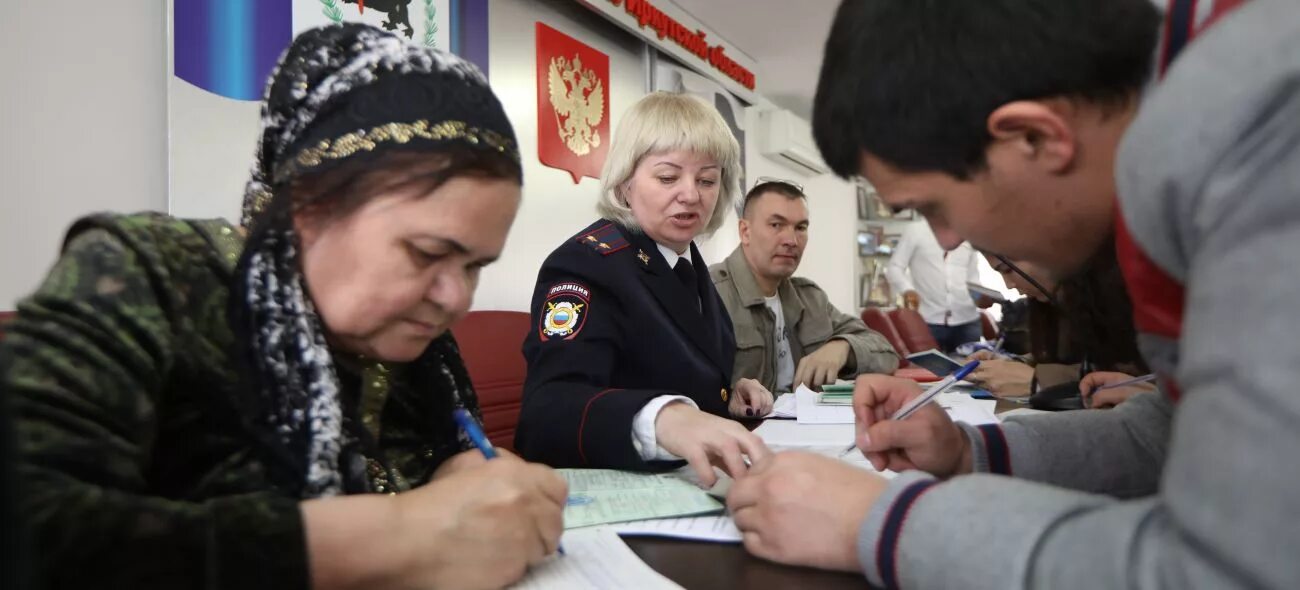 Соотечественник почему. Переселение соотечественников. Добровольные мигранты. Возвращение соотечественников. Переселенцы в Россию.