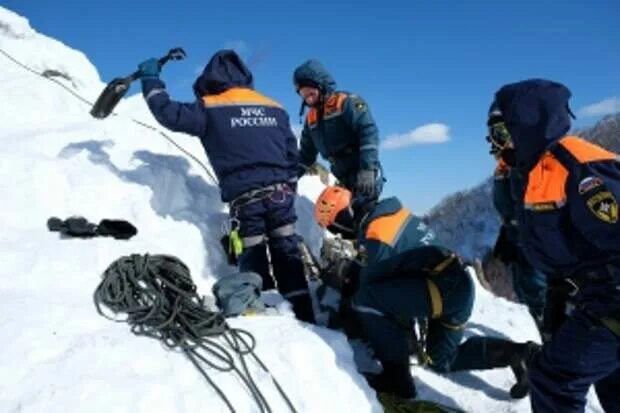 Эльбрусского высокогорного поисково-спасательного отряда мчс. Спасение в горах на вертолете мчс россии. Горная служба. Мчс россии служба спасения. Горная служба.