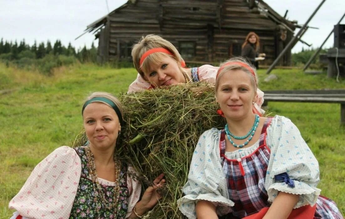 Видео деревенские женщина. Русские женщины в деревне. Простая Сельская женщина. Русские сельские женщины. Три деревенских женщин.