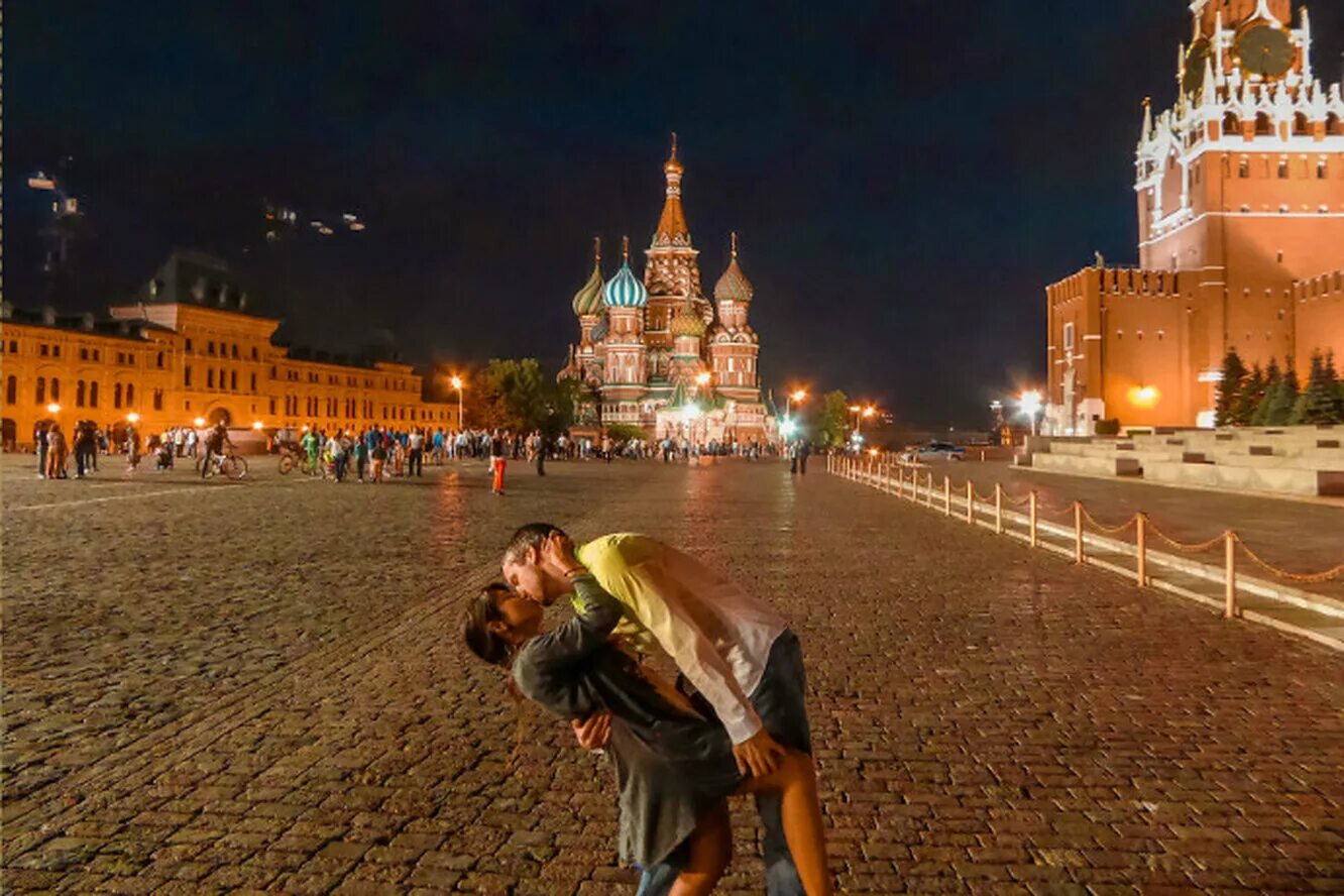 Чувствовать площадь. Фотосессия на красной площади. Влюбленные на красной площади. Пара на фоне Кремля. Девушка на красной площади.