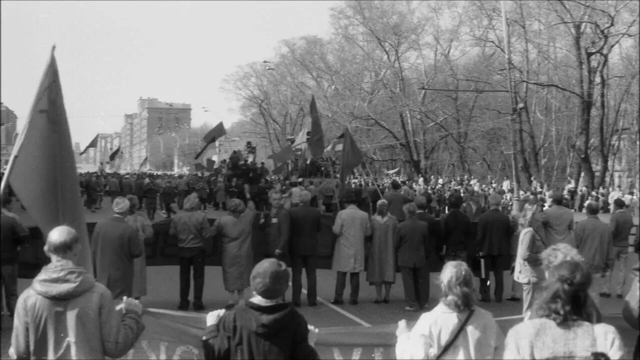 1 мая 1993 г. Демонстрация в Москве. 9 Января у здания Верховного совета литовской Республики.