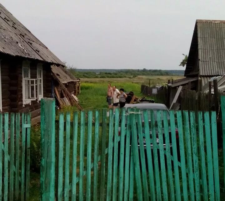 Деревне клинок. Деревенский старый дом под дачу. Деревня до и после. Старый дом в деревне привести в порядок. Деревенский дом двойная деревня волна.