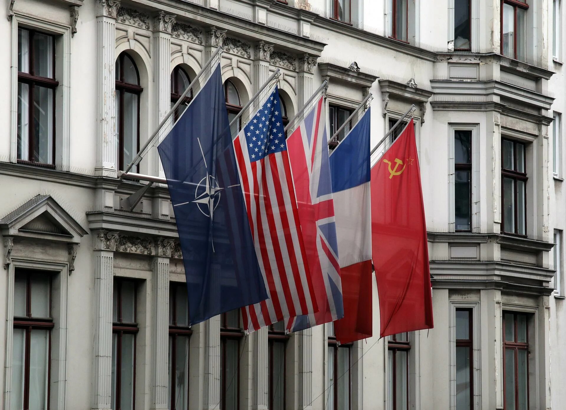 Нато в париже. Флаг НАТО И России. Флаг США И НАТО. США Великобритания Франция. Франция и США.