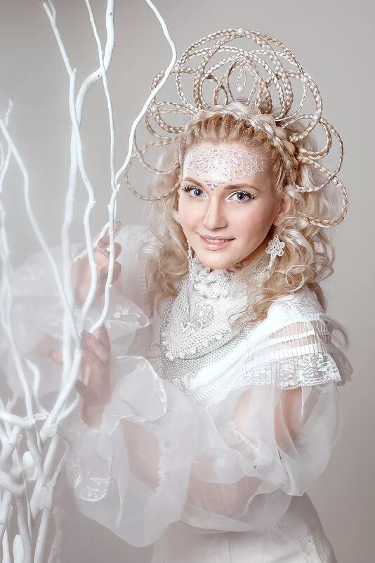 прическа снегурочки. образ снежной королевы. образ снежной королевы для девочки. прическа снежной королевы для девочки. фотосессия снежная королева детская.