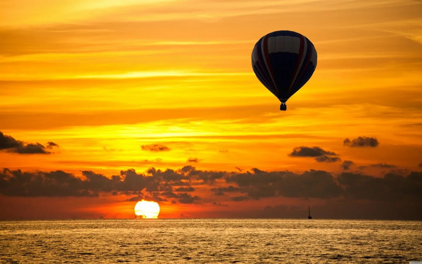 Воздушный шар на море. Воздушный шар на закате. Воздушный шар на рассвете. Воздушные шары на рассвете. Полет на воздушном шаре на закате.