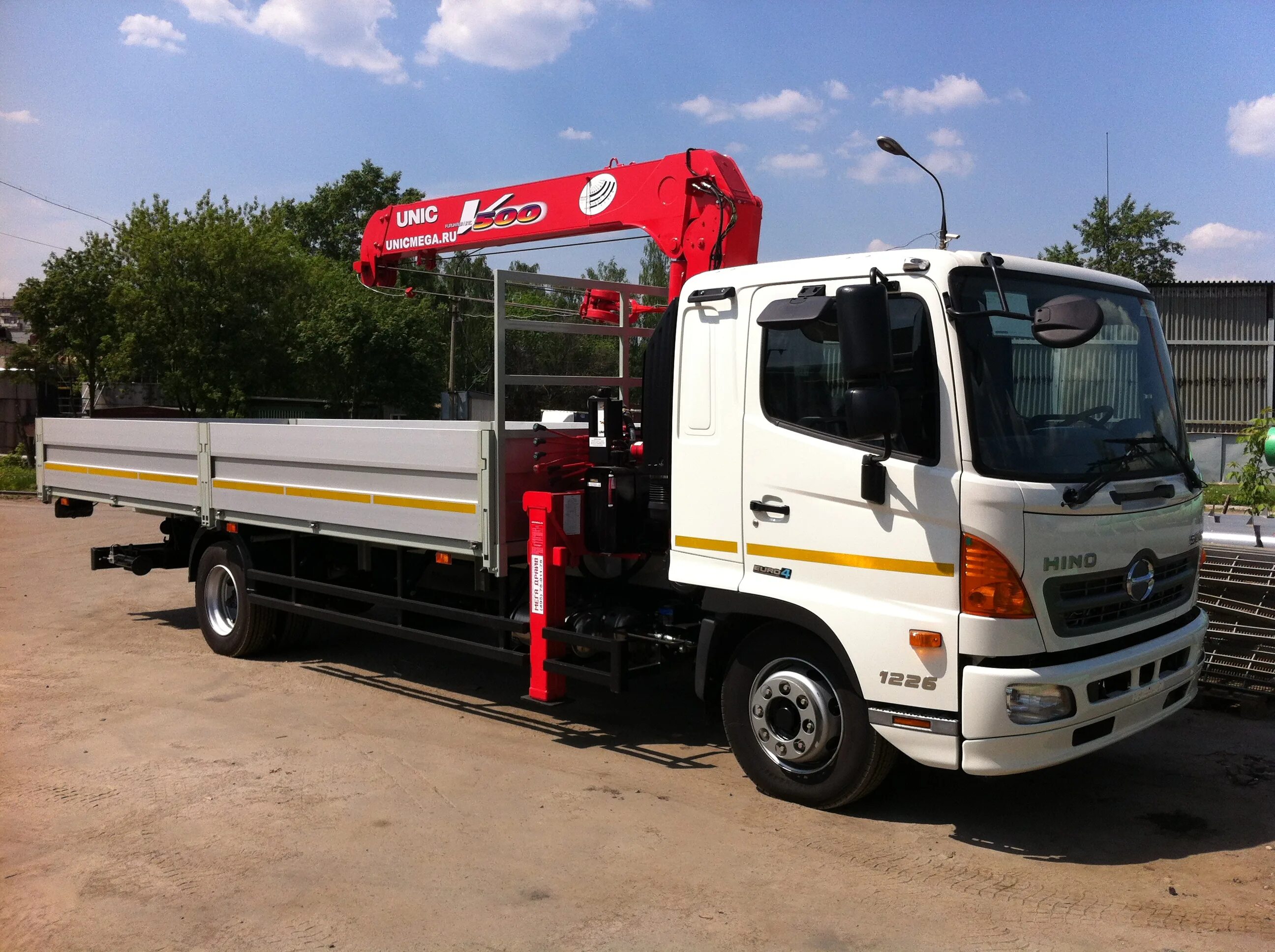 Борт 5 тонн. Хино 500 воровайка. Hino Ranger 500 манипулятор. Хино 500 Юник воровайка. Манипулятор кран Хино 5т.