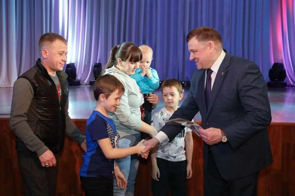 Вручение сертификатов молодым семьям. Молодая семья ишим. Молодые семьи. Молодая семья ишим. Молодая семья ишим.