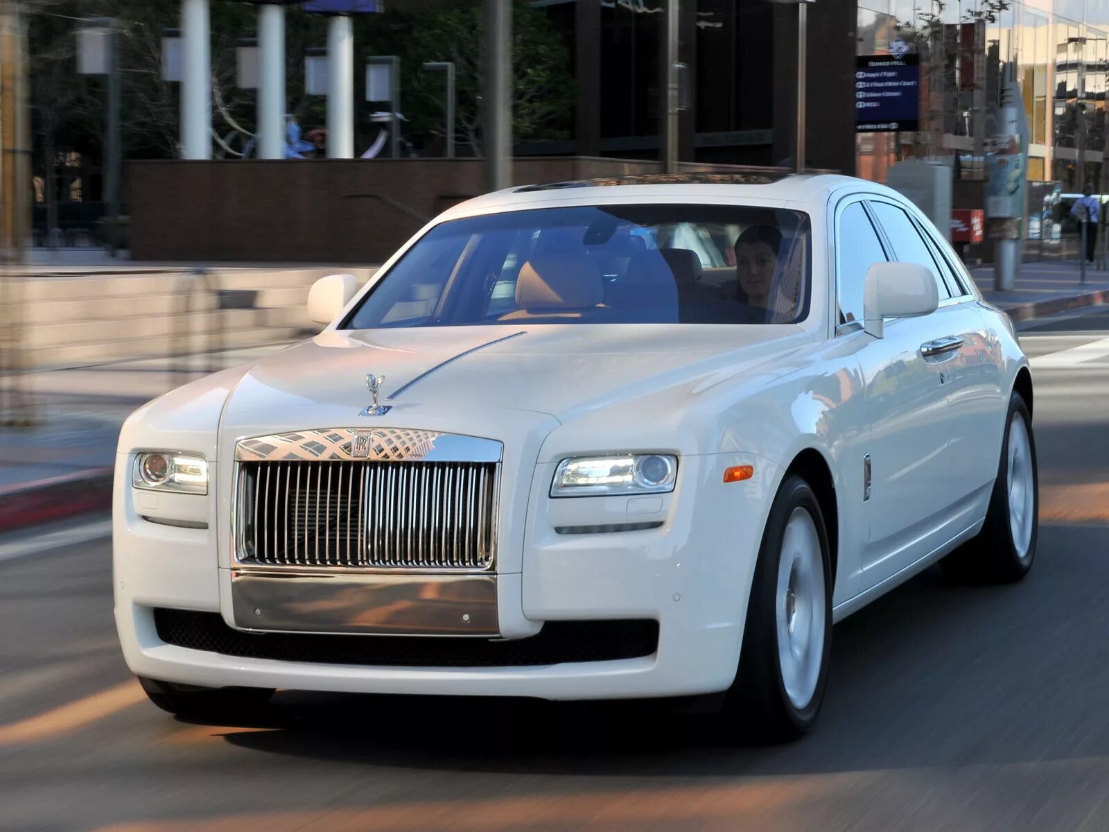 Автомобиль роллс ройс. Машина Роллс Ройс. Rolls Royce Ghost 2009. Роллс Ройс Ghost 2011. Машина ров Ройс.