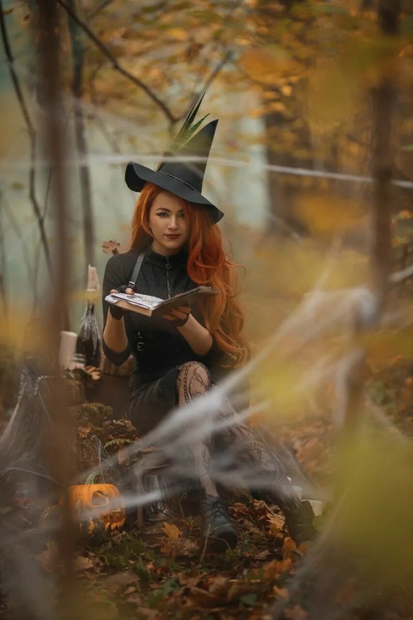 Ведьма проживает 7 жизнь. Мэрилин Керро «я ведьма». Волшебница в лесу. Ведьма фотосессия. Ведьма косплей.