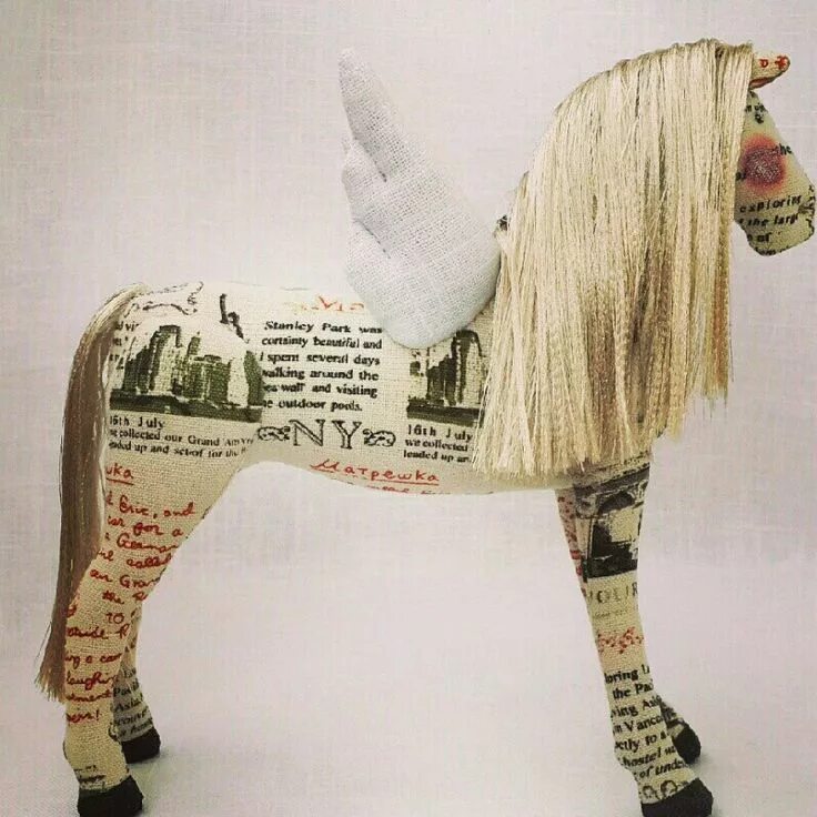 Лошадка м. Текстильная лошадка. Лошадка текстильная игрушка. Текстильные кони. Шьем лошадку интерьерную.