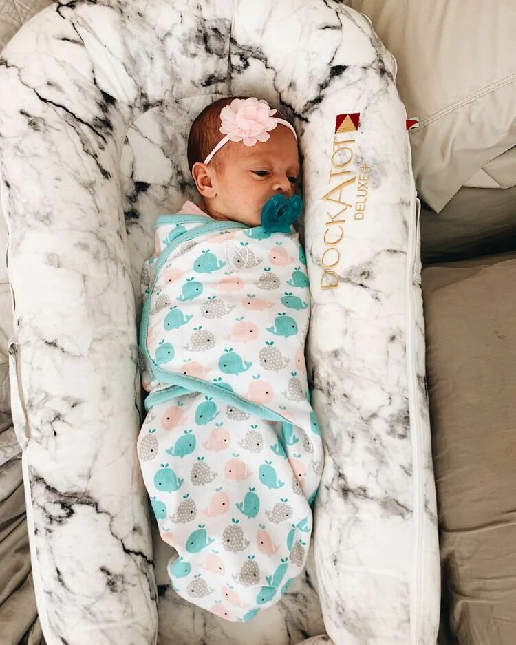 Одияло от накрытия новорождённых. Нужно накрывать ребенка одеялом. Кроватка для новорожденного. Нужно накрывать ребенка одеялом. Младенец в белом одеяле.