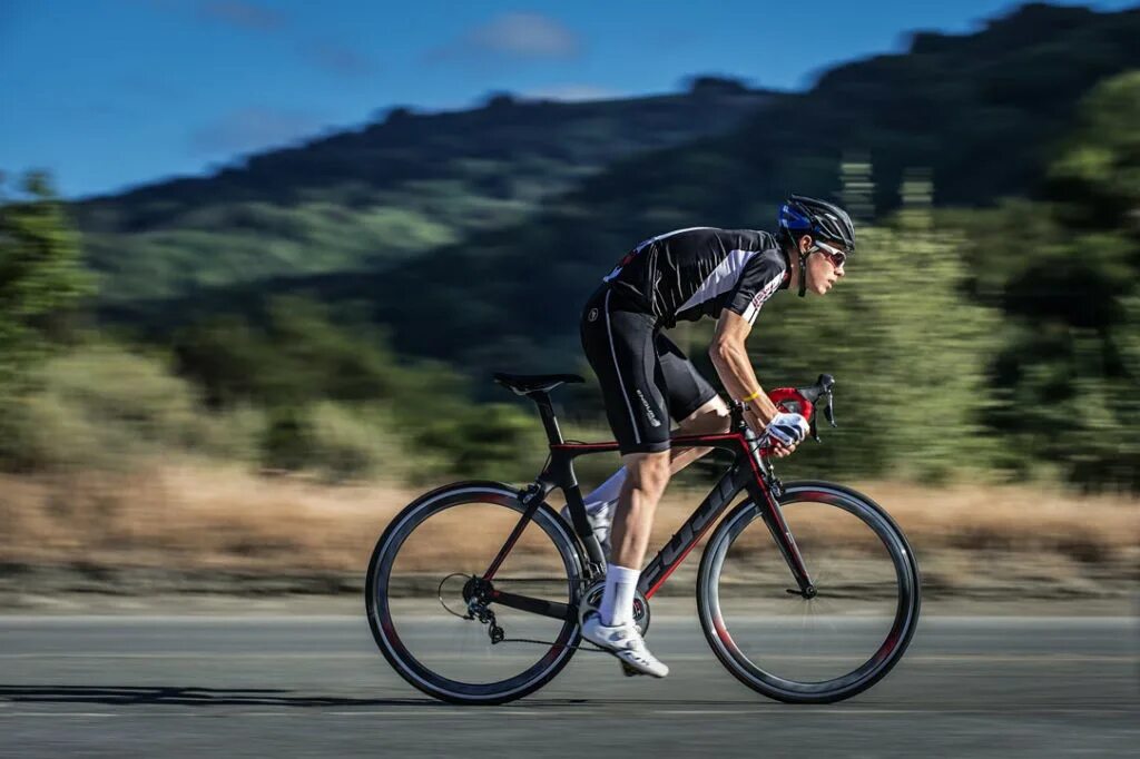 Speed bike. Велосипед. Шоссейный велосипедист. Скоростная езда на велосипеде. Скорости на велосипеде.