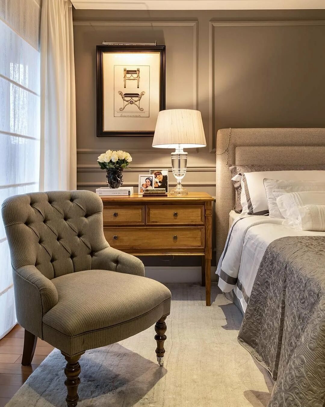 Фотосессия в белой комнате. Стул для туалетного столика икеа. Кресло в спальне в интерьере. Туалетный столик икеа мальм в интерьере. Креслодля туалетеого столика.