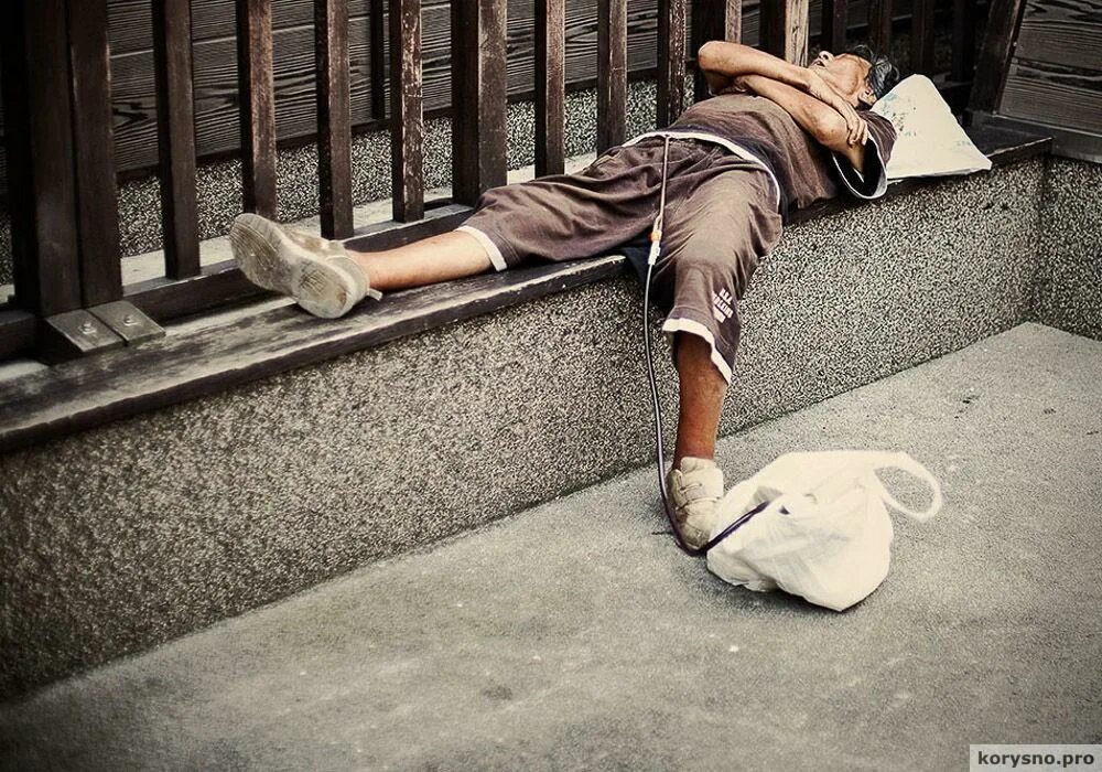 Очень уставший фото. Уставшие японцы на улице. Уставший человек на улице. Спящие японцы на улице.