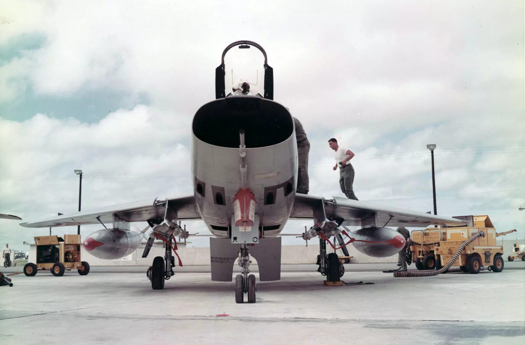F 100. Самолет ф100 супер сейбр. f 100 f super sabre armament. f 100 super sabre agm 12 bullpup. f-100d pilot.