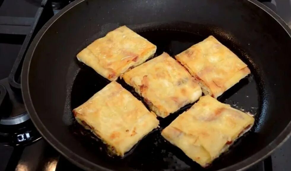 Палочки с колбасой и сыром на сковороде. Жареный лаваш с колбасой и сыром. лаваш с колбасой и сыром на сковороде. пирожки из лаваша на сковороде. бутерброды из лаваша на сковороде.