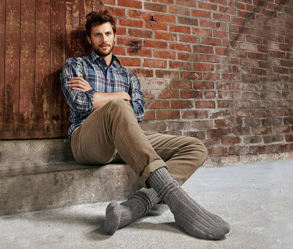 Парни в носках. Красивые парни в носках. Мужчина в гетрах. Ноги в носках. Парень в черных носках.