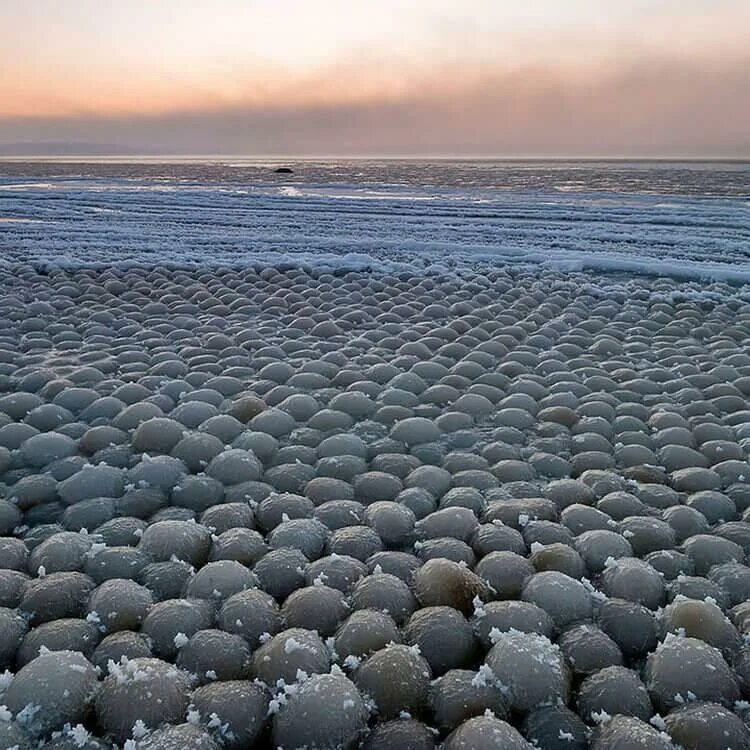 Замерзают ли озера. Ледяные шары на озере Мичиган. Ледяные шары в финском заливе. Лед на финском заливе. Озеро Мичиган шары льда.