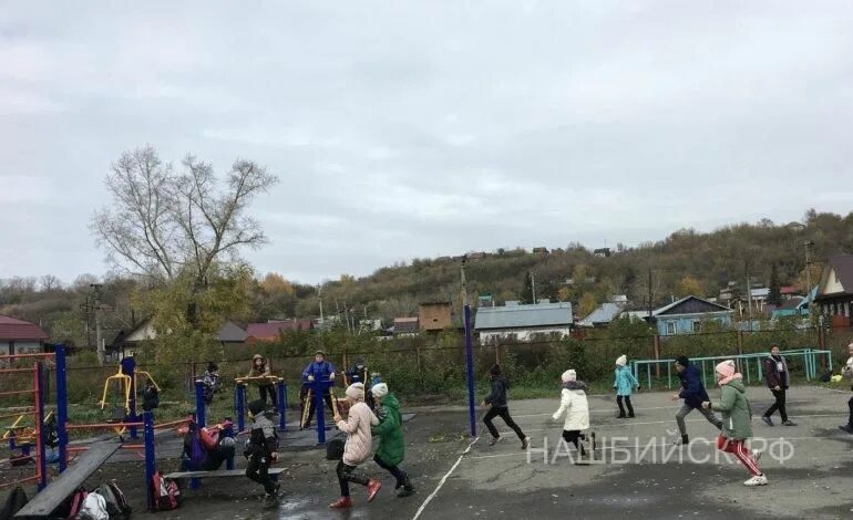 Школа 34 бийск. Школа 15 спортплощадка лесосибирск. 11 школа бийск. Школа 15 бийск. Школа 40 бийск.