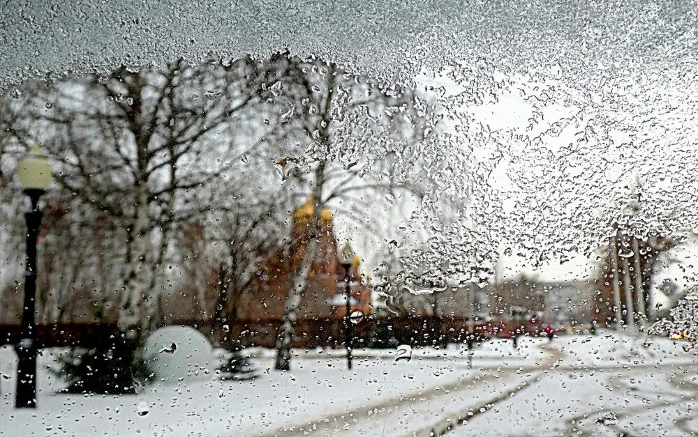 За окном дождь тает первый снег песня