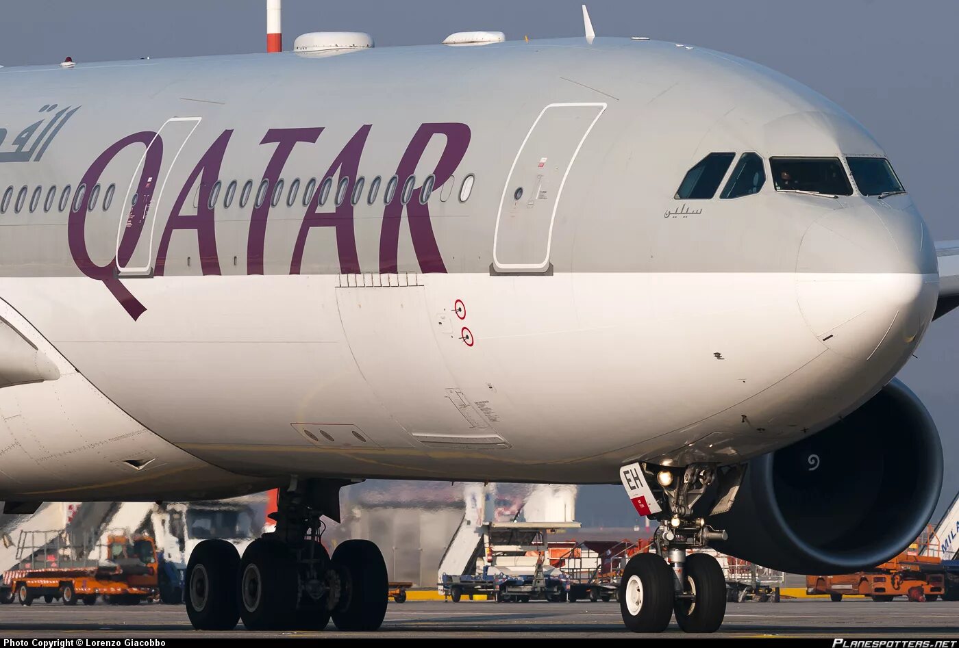 Катар дав. Катарские авиалинии Airbus a330-300. Аэробус а330 Катар. Airbus a320 Qatar Airways Business. Самолет Qatar Airways ПСЖ.