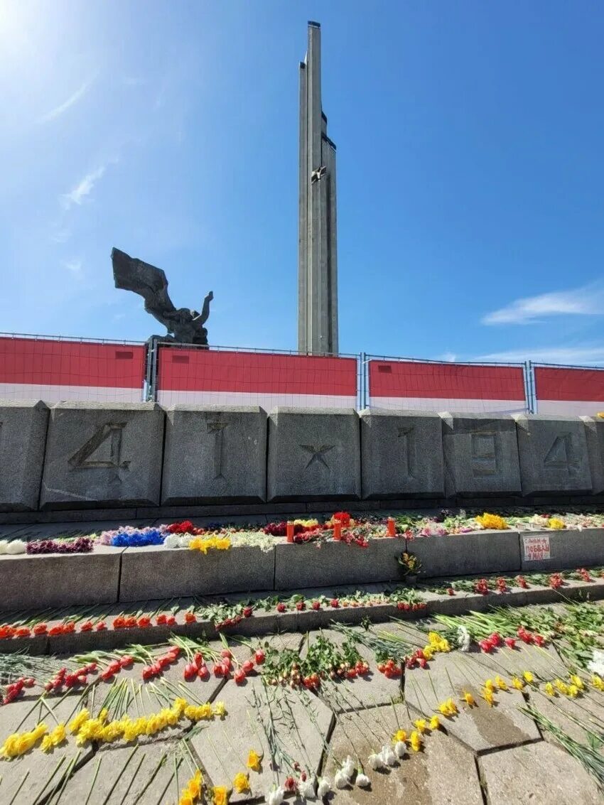 Мемориал освободителям Риги. Памятник освободителям Риги. Латвия, Рига. Памятник освободителям Риги. Рига памятник воинам освободителям. В риге запретили нести цветы