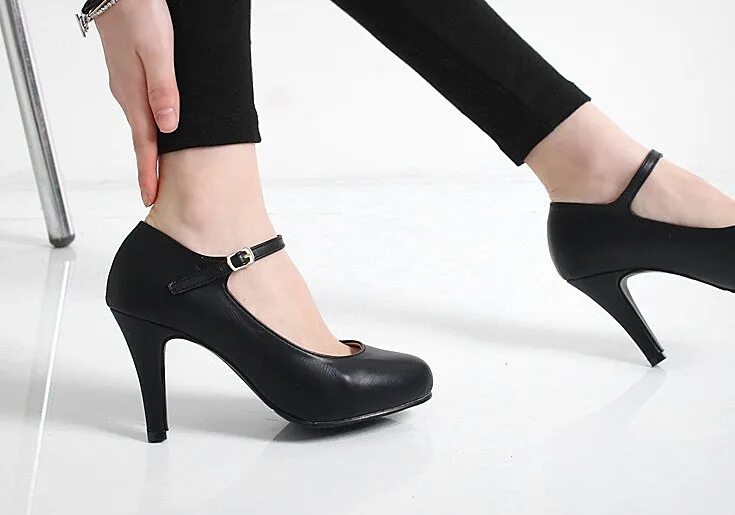 туфли на шпильке с ремешком. туфли с ремешком на подъеме. туфли инсити черные с ремешком. туфли eckse с т образным ремешком. туфли с перемычкой.