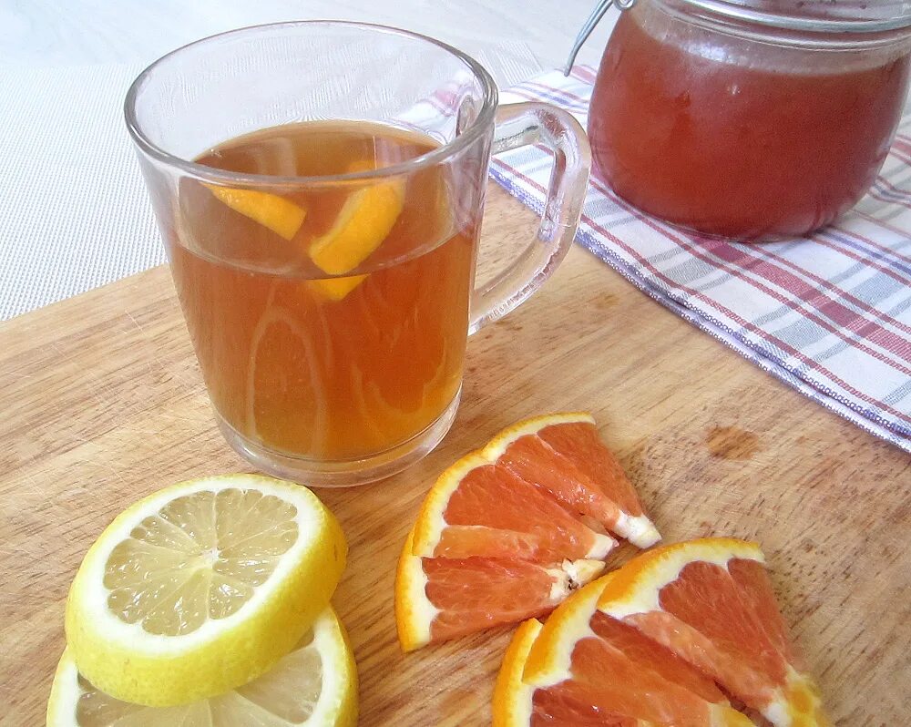 Выпить чаю лимоном. Чай с лимоном. Чай с лимоном и имбирем. Чай имбирный с грейпфрутом. Чай с лимоном и медом.