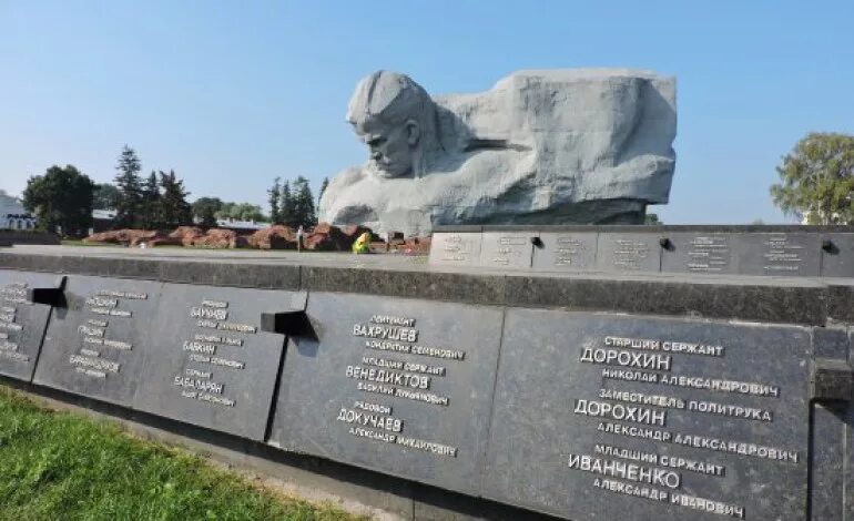 Площадь церемониалов в Брестской крепости. Мемориал Брестская крепость плиты. Память защитникам Брестской крепости. Некрополь Брестской крепости. Брест название