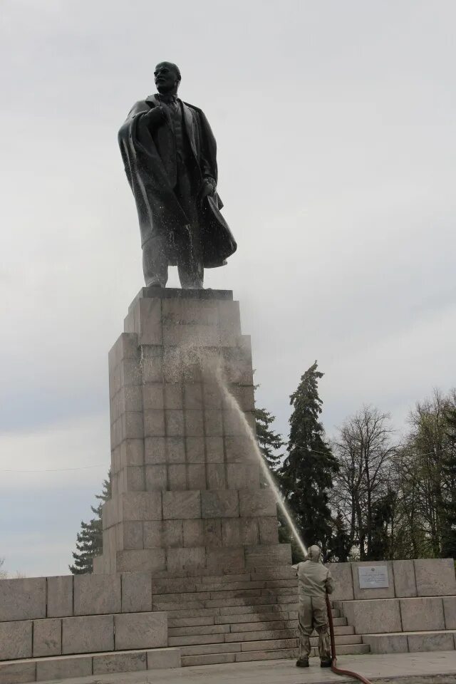 Памятник Ленину в Ульяновске. Ульяновск памятник Ленину на площади. Ульяновск статуя Ленина. Ленинский район памятник Ленину.