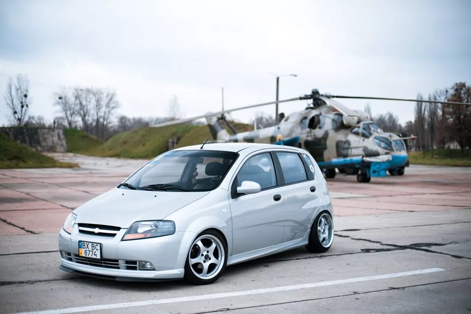 Шевроле авео т200 хэтчбек. Chevrolet Aveo t200 stance. Chevrolet Aveo t200 хэтчбек обвес. Шевроле Авео 2 хэтчбек стенс. Aveo t250 stance.