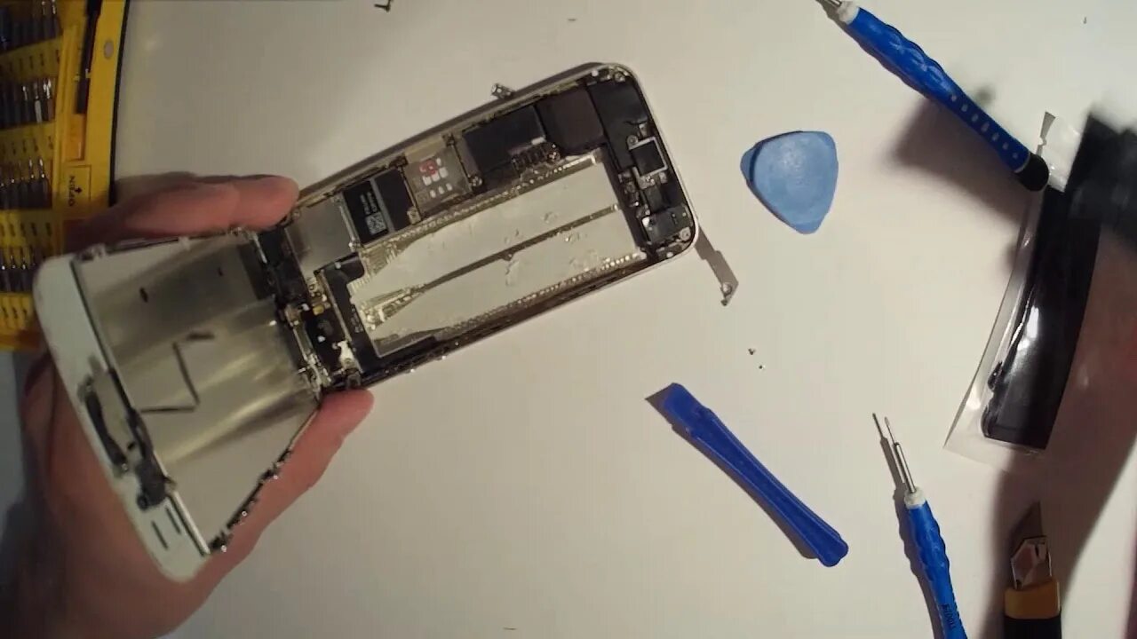 Батарея своими руками айфон 5. Замена аккумулятора а5. Аккумулятор audi a6 2005 3. Акб ауди q5. Замена батареи на айфон 5 se.