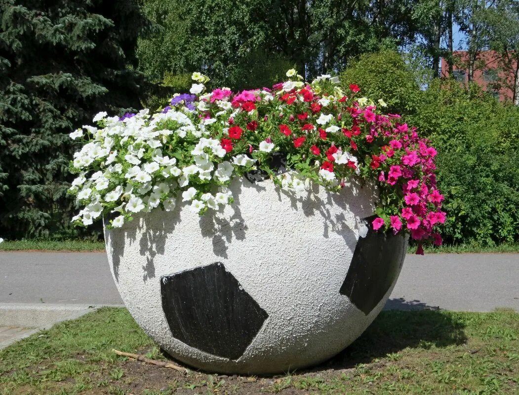 Вазоны на кладбище фото. Вазы для цветов на кладбище. Вазы из гранита. Гранитная ваза для цветов на кладбище. Вазоны на кладбище фото.