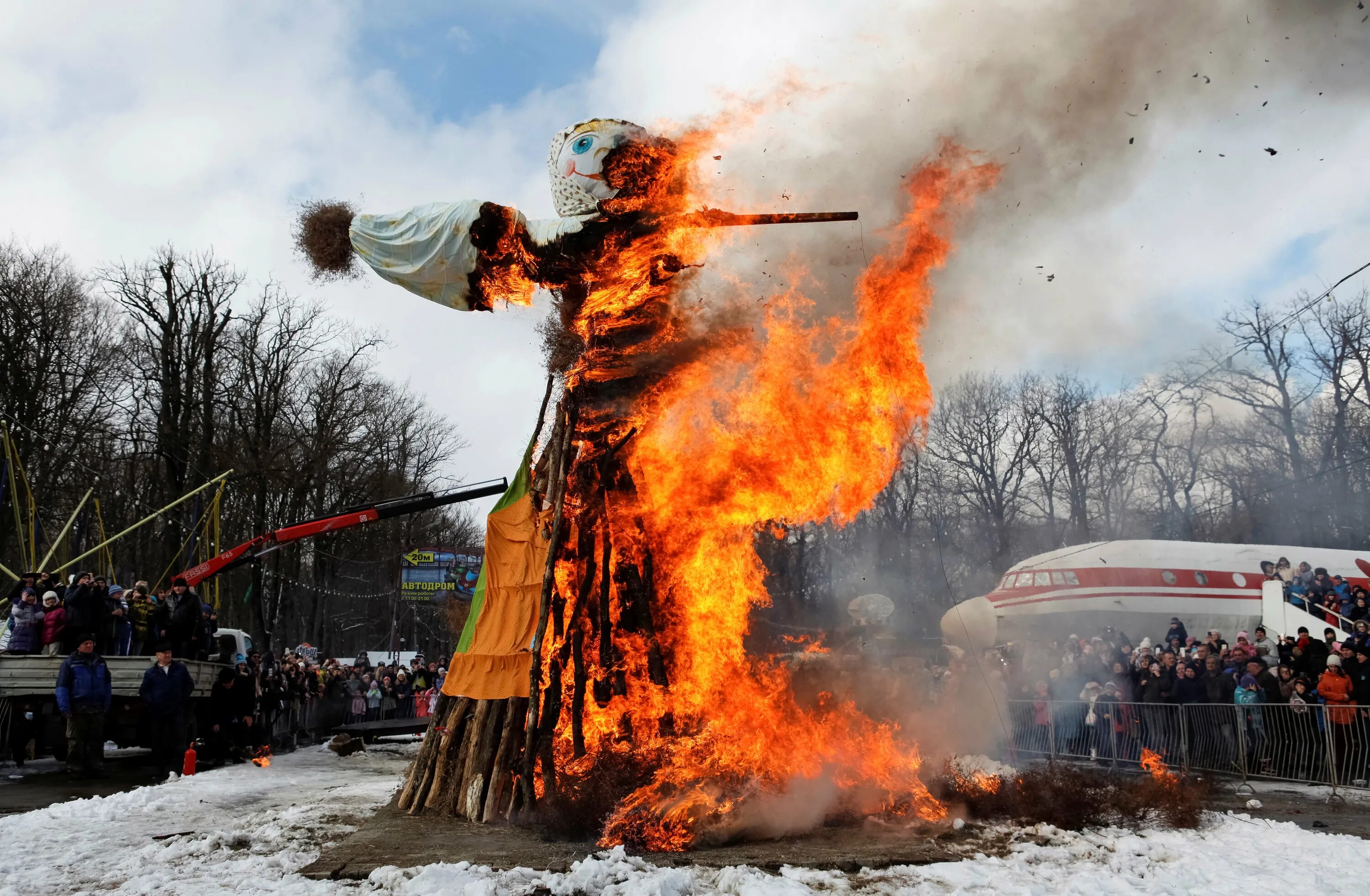 Что означает сжигание чучела. Effigy Maslenitsa. Сжигание чучела Масленицы. Сожжение чучела на Масленицу. Традиция сжигания чучела на Масленицу.