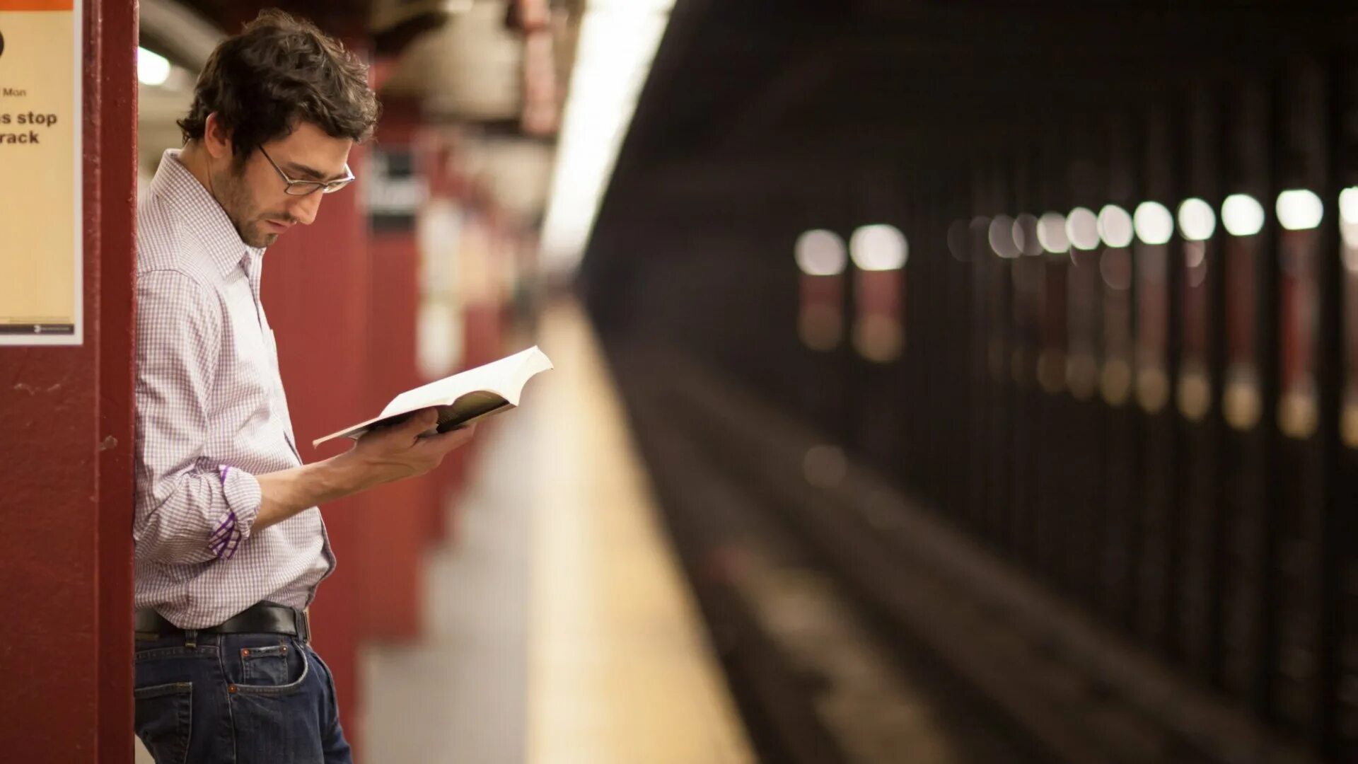 When reading this books the speaker. Человек читает книгу на английском. Книга человек. Место для чтения книг. Read a book.