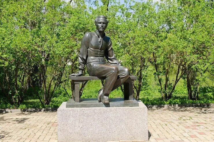 Памятник лермонтову в тарханах. Памятник лермонтову в тарханах. Лермонтову в тарханах. Памятник лермонтова в тарханах. Памятник лермонтову липецк.