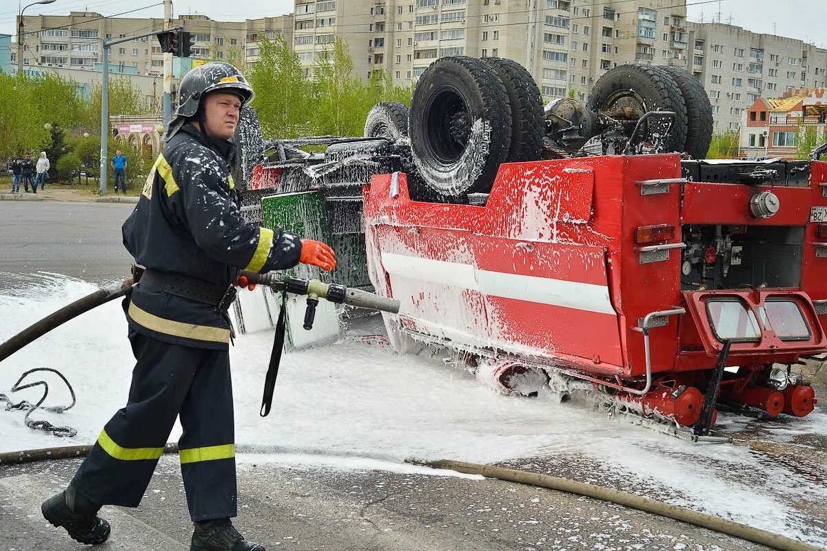 Смешное про пожарного. Пожарник прикол. Пожарные на пожаре. Прикольный пожарник. Смешное про пожарного.