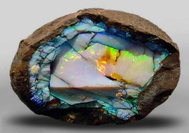 Bright Ethiopian Welo opal 8,42 ct Crystal body - YouTube