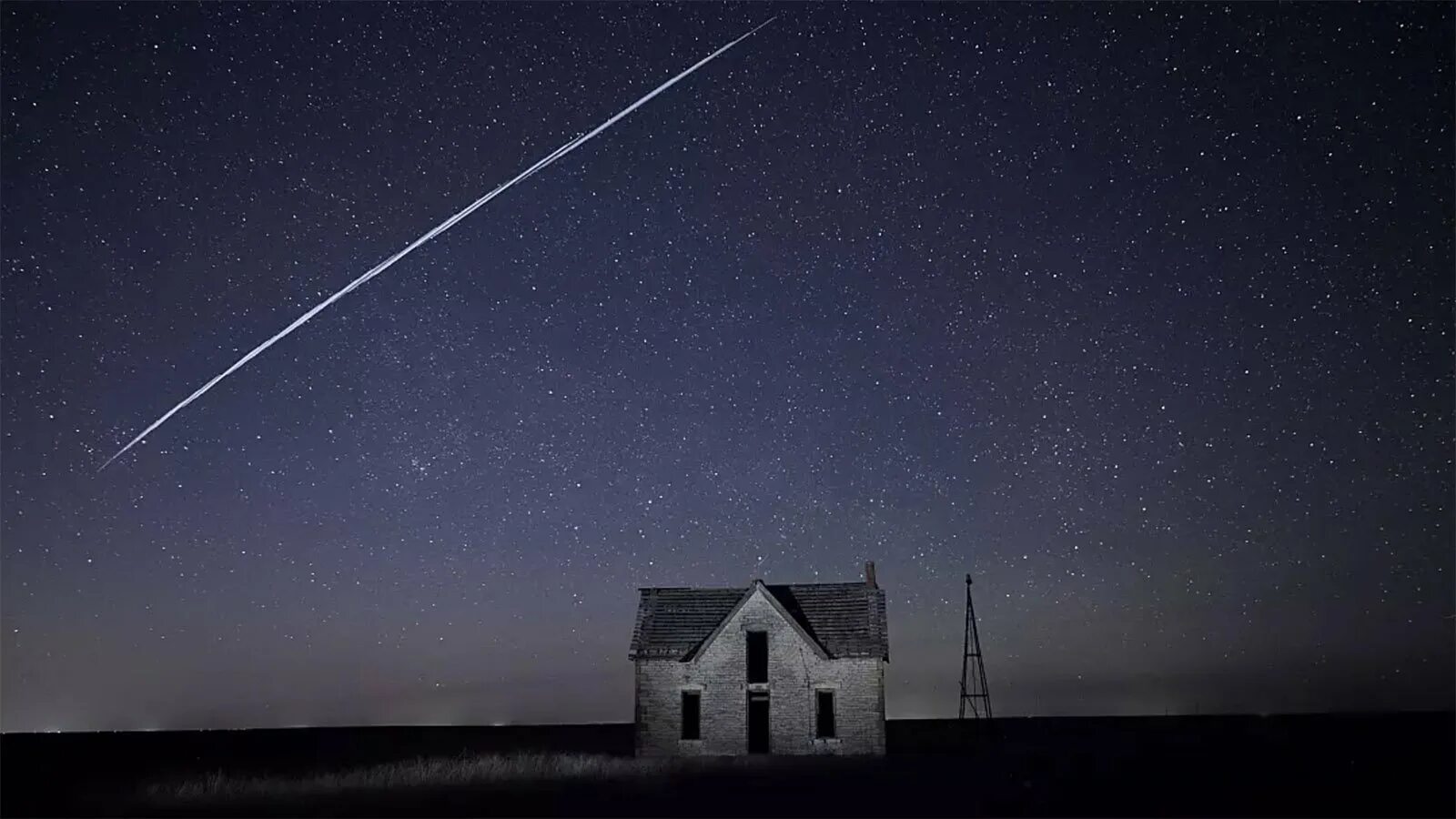 Поезд в небе илон. Starlink илон маск спутники. спутники старлинк в ночном небе. starlink spacex спутники.