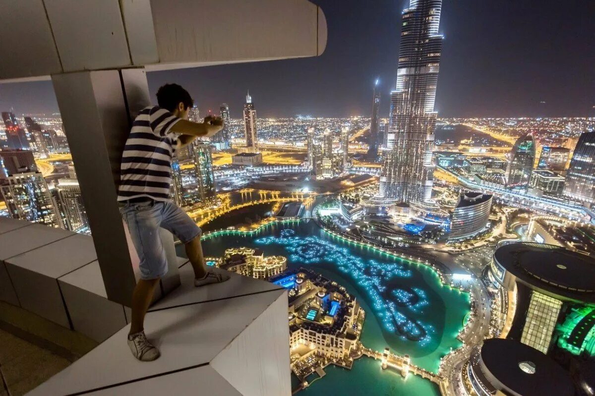Бурдж халифа человек. ОАЭ Дубай Бурдж-Халифа. Небоскреб ОАЭ Бурдж Халифа. Дубай Бурдж Халифа смотровая площадка. Бурш Халиф 148 этаж.