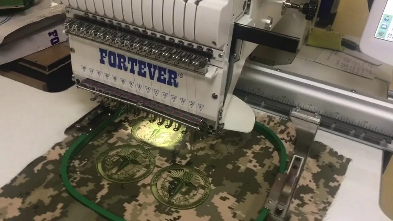 Вышивальная машина sunsure ss 1202-h. Швейно-вышивальную машину brother pr 1000e. Вышивальная машина для шевронов. Вышивальная машина для шевронов. Компьютерная машинная вышивка.