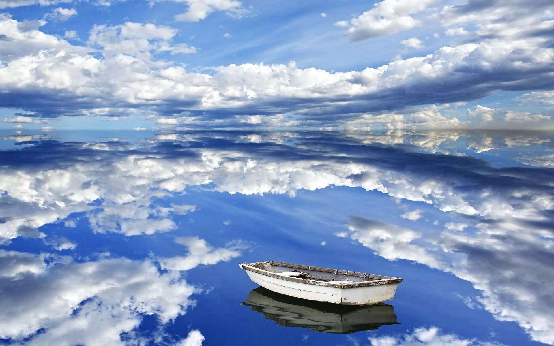 Отражение неба в воде. Отражение облаков в воде. Море и небо. На воде и в небе. Это вечность где здесь в морской воде