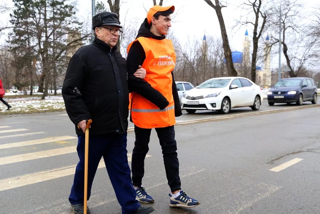 Бабушку переводят через дорогу