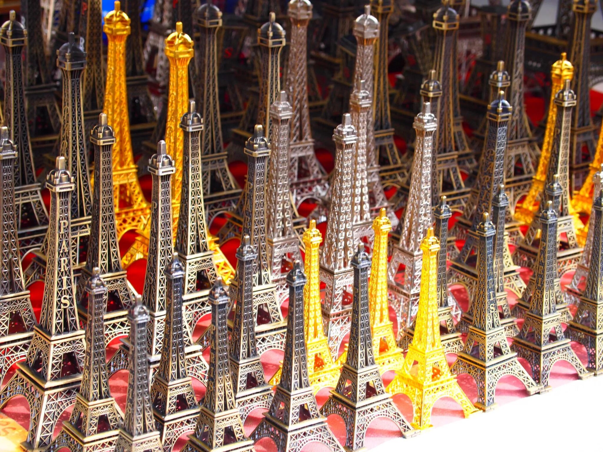 магазин сувениров в париже. подарки из парижа. сувениры из парижа. подарки из парижа. франция подарки и сувениры.