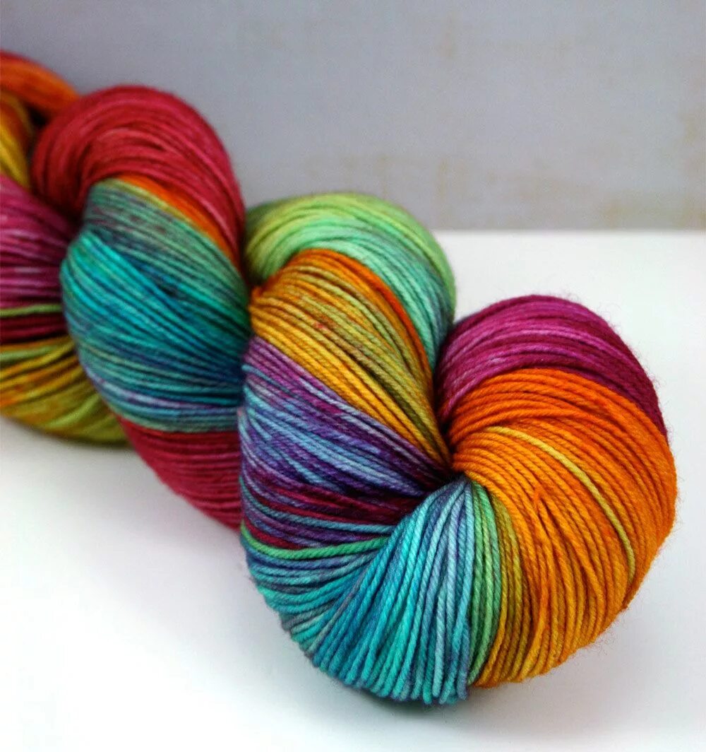 Пряди пряжу. Hand Dyed Rainbow пряжа. Радужная нить. Прядь ниток для вязания. Пряжа для ручного вязания Радуга.