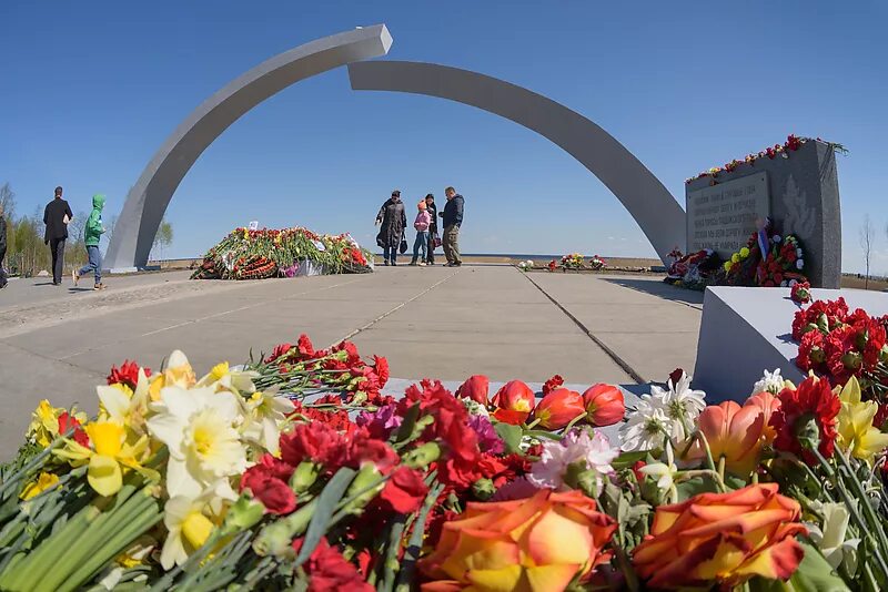 Разрыв кольца. Монумент разорванное кольцо блокады. Монумент прорыва блокады Ленинграда разорванное кольцо. Разорванное кольцо блокады памятник. Мемориал прорыв блокады Ленинграда.