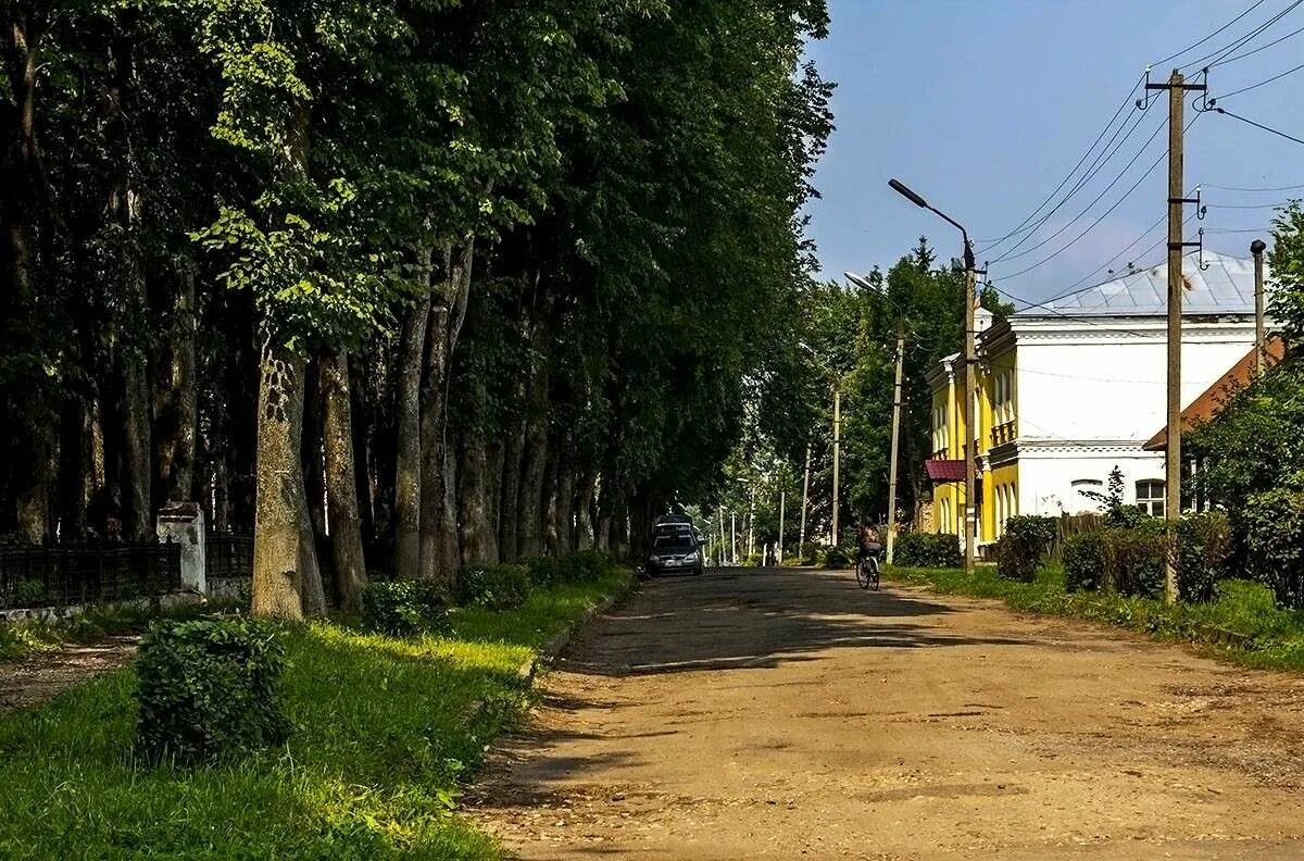 Ельня работа вакансии. Трикотажная фабрика шарм. Здания города ельня смоленской. Ельня день города. Ельня памятник воинской славы.