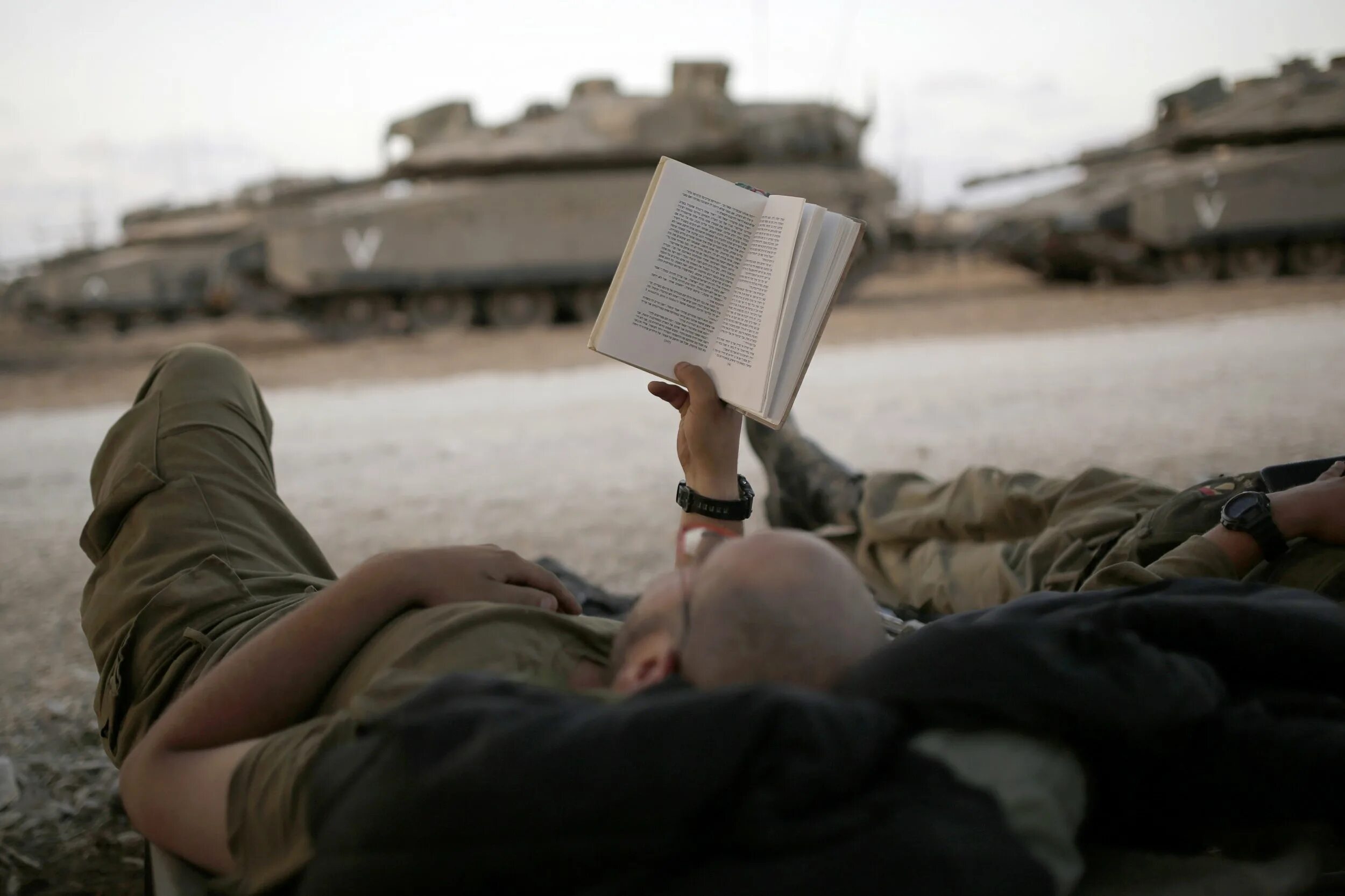 Читать про солдат. Израильский солдат грустит.