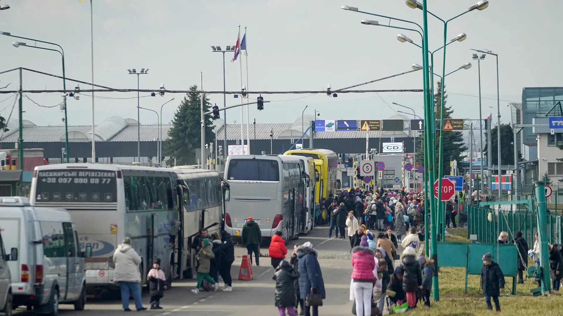 Граница польша украина сегодня. Польско-украинская граница. Беженцы на границе с Польшей. Украино польская граница. Границы Украины.